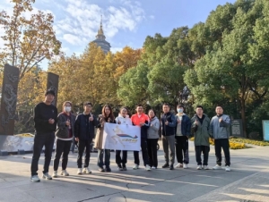 跑步讓身體薄一點，讀書讓思想厚一點。